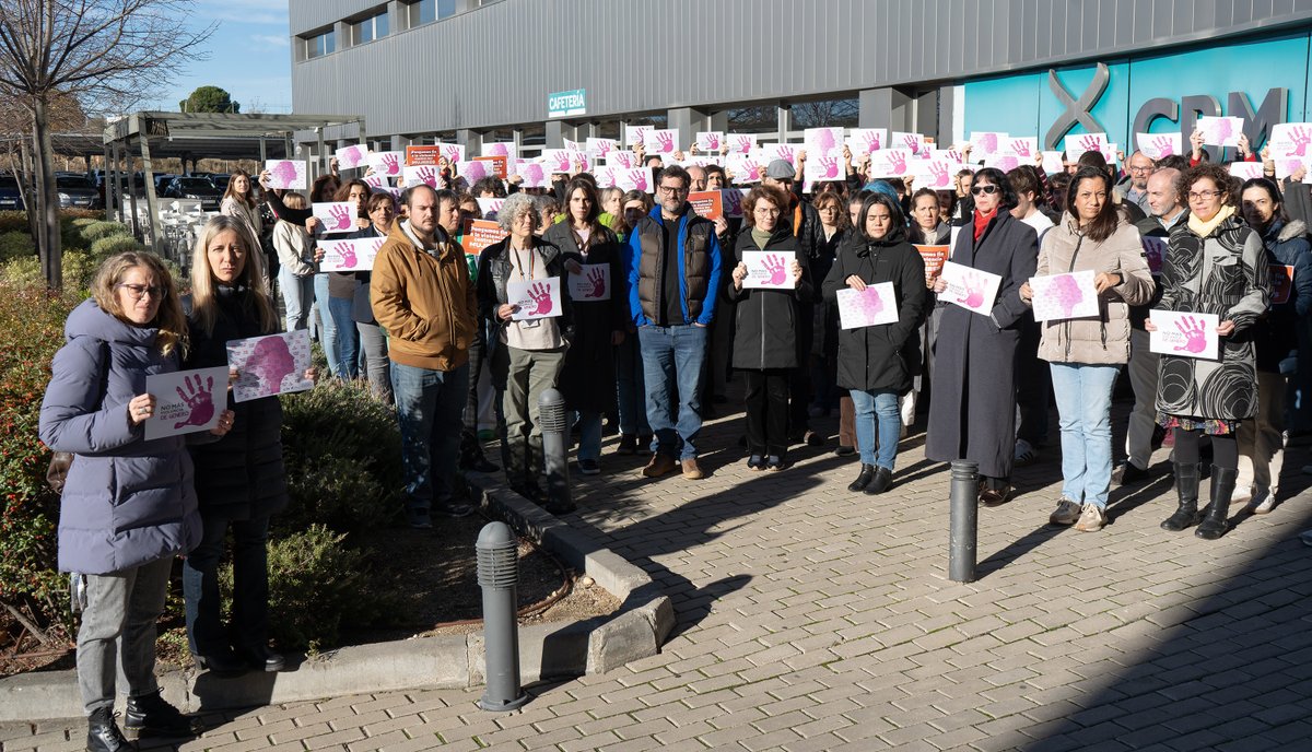 CBM_CSIC_UAM's tweet image. Hoy nos hemos detenido un minuto para recordar a las mujeres, niñas y niños asesinados en 2025. Nuestra Comisión de Igualdad leyó sus nombres en voz alta. Silencio, respeto y muchas ganas de cambio ante una violencia que no cesa. Que su memoria nos empuje a actuar.
#25N