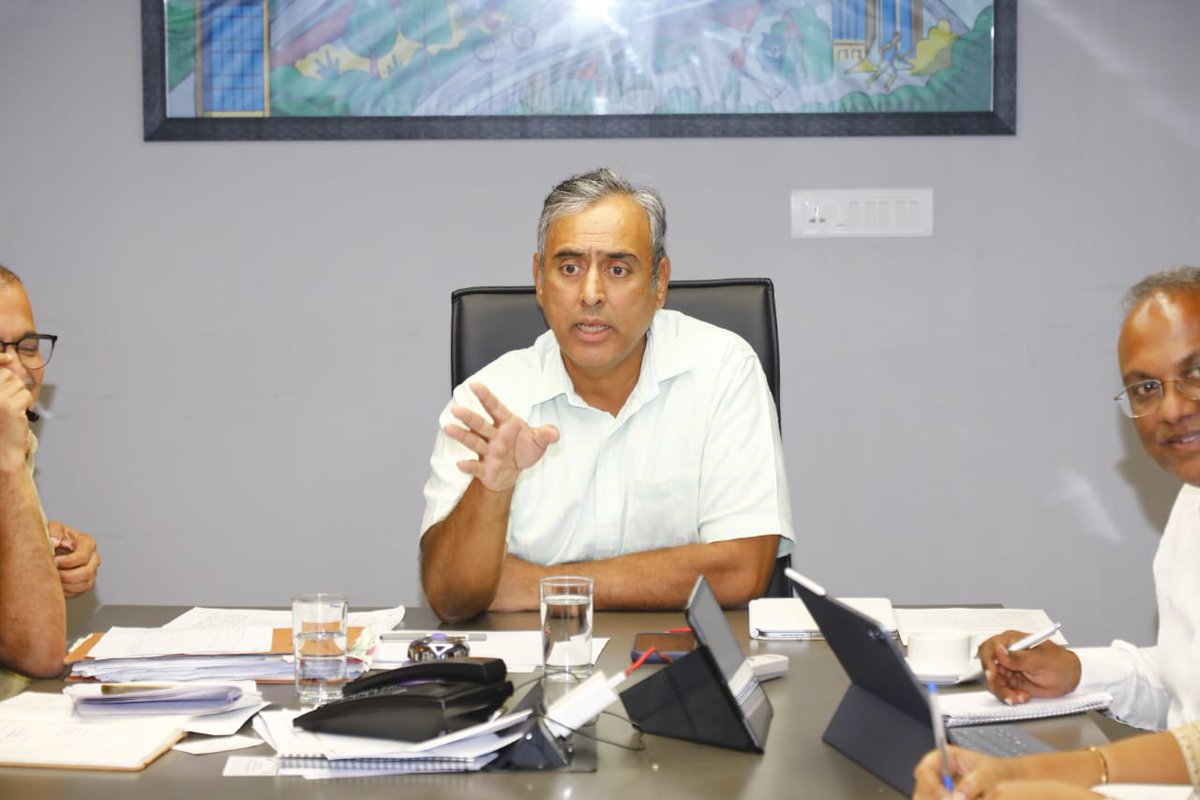 GBAChiefComm's tweet image. ಬೆಂಗಳೂರು ಘನತ್ಯಾಜ್ಯ ನಿರ್ವಹಣೆ ನಿಯಮಿತದ ವಿವಿಧ ವಿಷಯಗಳಿಗೆ ಸಂಬಂಧಿಸಿದಂತೆ  ಅಧಿಕಾರಿಗಳೊಂದಿಗೆ ಸಭೆ ನಡೆಸಿ, ಅಗತ್ಯ ನಿರ್ದೇಶನಗಳನ್ನು ನೀಡಲಾಯಿತು.

ಸಭೆಯಲ್ಲಿ ಬೆಂ.ಘ.ತ್ಯಾ.ನಿ ನಿಯಮಿತ ಸಿಇಓ ಕರೀಗೌಡ, ಮುಖ್ಯ ಅಭಿಯಂತರರಾದ ಡಾ. ರಾಘವೇಂದ್ರ ಪ್ರಸಾದ್, ಬಿಎಂಟಿಸಿ, ಬೆಂಗಳೂರು ನಗರ ಜಿಲ್ಲೆ, ಬಿಡಿಎ ಸೇರಿದಂತೆ ಮತ್ತಿತರ ಅಧಿಕಾರಿಗಳು…