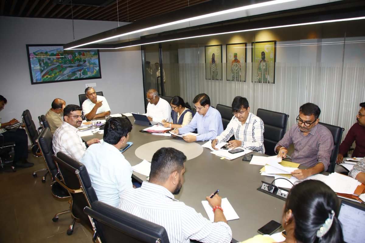 GBAChiefComm's tweet image. ಬೆಂಗಳೂರು ಘನತ್ಯಾಜ್ಯ ನಿರ್ವಹಣೆ ನಿಯಮಿತದ ವಿವಿಧ ವಿಷಯಗಳಿಗೆ ಸಂಬಂಧಿಸಿದಂತೆ  ಅಧಿಕಾರಿಗಳೊಂದಿಗೆ ಸಭೆ ನಡೆಸಿ, ಅಗತ್ಯ ನಿರ್ದೇಶನಗಳನ್ನು ನೀಡಲಾಯಿತು.

ಸಭೆಯಲ್ಲಿ ಬೆಂ.ಘ.ತ್ಯಾ.ನಿ ನಿಯಮಿತ ಸಿಇಓ ಕರೀಗೌಡ, ಮುಖ್ಯ ಅಭಿಯಂತರರಾದ ಡಾ. ರಾಘವೇಂದ್ರ ಪ್ರಸಾದ್, ಬಿಎಂಟಿಸಿ, ಬೆಂಗಳೂರು ನಗರ ಜಿಲ್ಲೆ, ಬಿಡಿಎ ಸೇರಿದಂತೆ ಮತ್ತಿತರ ಅಧಿಕಾರಿಗಳು…