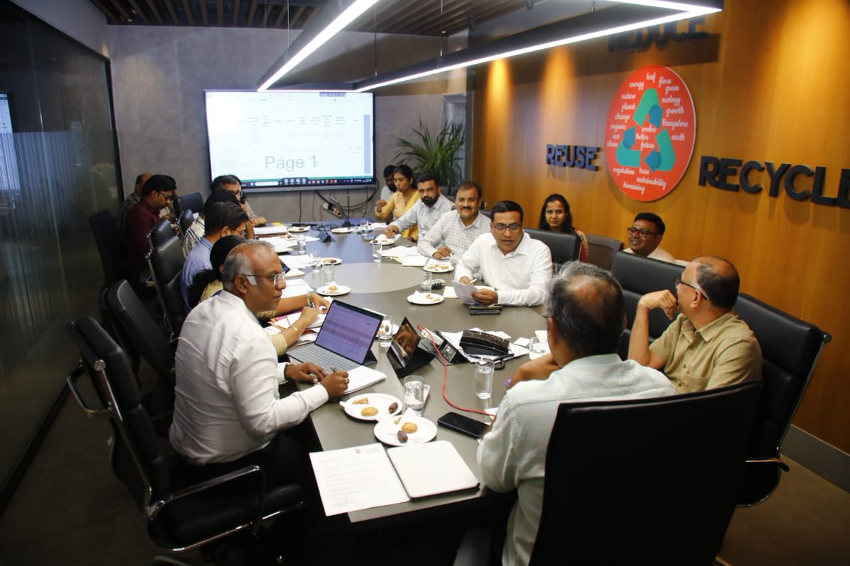 GBAChiefComm's tweet image. ಬೆಂಗಳೂರು ಘನತ್ಯಾಜ್ಯ ನಿರ್ವಹಣೆ ನಿಯಮಿತದ ವಿವಿಧ ವಿಷಯಗಳಿಗೆ ಸಂಬಂಧಿಸಿದಂತೆ  ಅಧಿಕಾರಿಗಳೊಂದಿಗೆ ಸಭೆ ನಡೆಸಿ, ಅಗತ್ಯ ನಿರ್ದೇಶನಗಳನ್ನು ನೀಡಲಾಯಿತು.

ಸಭೆಯಲ್ಲಿ ಬೆಂ.ಘ.ತ್ಯಾ.ನಿ ನಿಯಮಿತ ಸಿಇಓ ಕರೀಗೌಡ, ಮುಖ್ಯ ಅಭಿಯಂತರರಾದ ಡಾ. ರಾಘವೇಂದ್ರ ಪ್ರಸಾದ್, ಬಿಎಂಟಿಸಿ, ಬೆಂಗಳೂರು ನಗರ ಜಿಲ್ಲೆ, ಬಿಡಿಎ ಸೇರಿದಂತೆ ಮತ್ತಿತರ ಅಧಿಕಾರಿಗಳು…