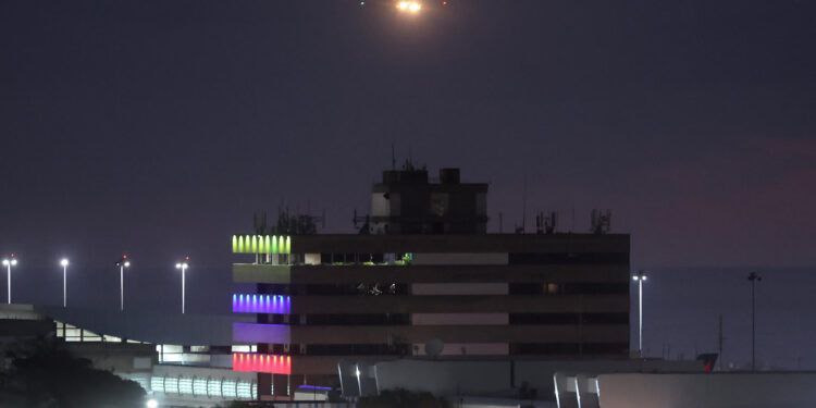 La Asociación Internacional de Transporte Aéreo, informó que Venezuela, a través del  Instituto Nacional de Aviación Civil (INAC), dio un plazo de 48 horas a las aerolíneas que suspendieron vuelos, para retomar las operaciones, o perderán los derechos de tráfico.