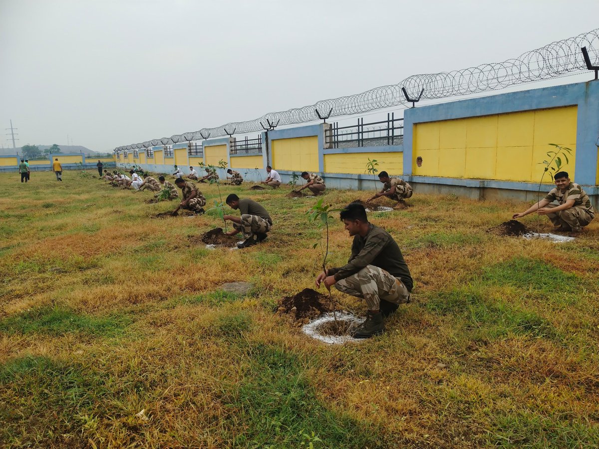 CISFEast's tweet image. CISF Eastern Sector carried out a tree plantation initiative, promoting environmental responsibility and contributing to a cleaner, greener future.
#CISF #GreenMission #TreePlantation @CISFHQrs