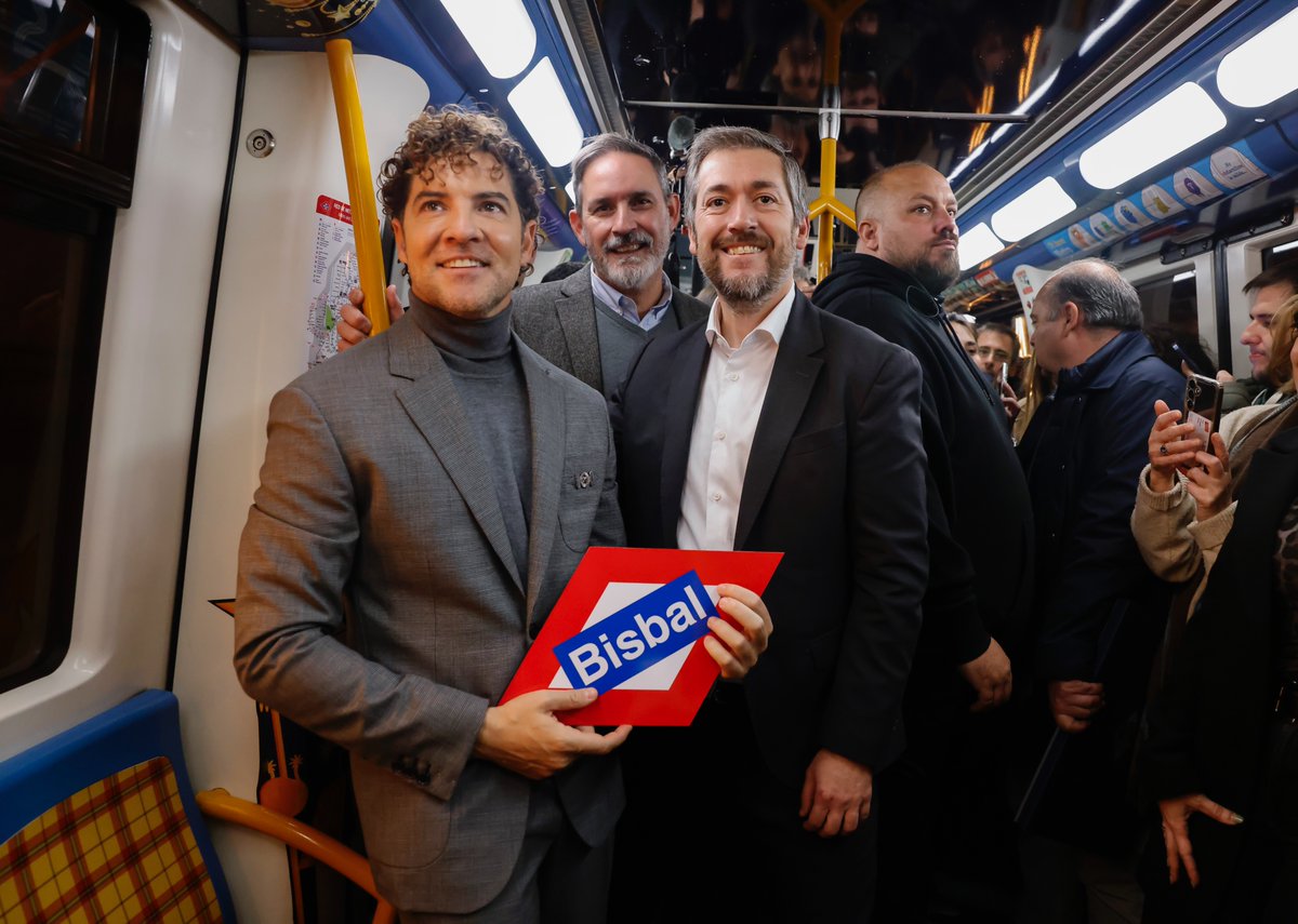 Transportes_CM's tweet image. 🎄Ya es #NavidadEnMetro.

🚇 El tradicional Tren Mágico circula por la Línea 3 de @metro_madrid, después de la actuación sorpresa de David Bisbal.

📅 El consejero @MA_GarciaMartin ha anunciado que prestará servicio hasta el 6 de enero.

+Info: c.madrid/d0gro