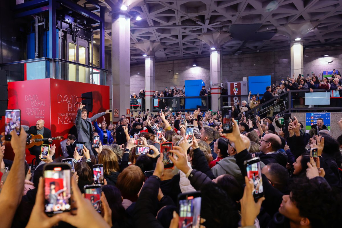 Transportes_CM's tweet image. 🎄Ya es #NavidadEnMetro.

🚇 El tradicional Tren Mágico circula por la Línea 3 de @metro_madrid, después de la actuación sorpresa de David Bisbal.

📅 El consejero @MA_GarciaMartin ha anunciado que prestará servicio hasta el 6 de enero.

+Info: c.madrid/d0gro