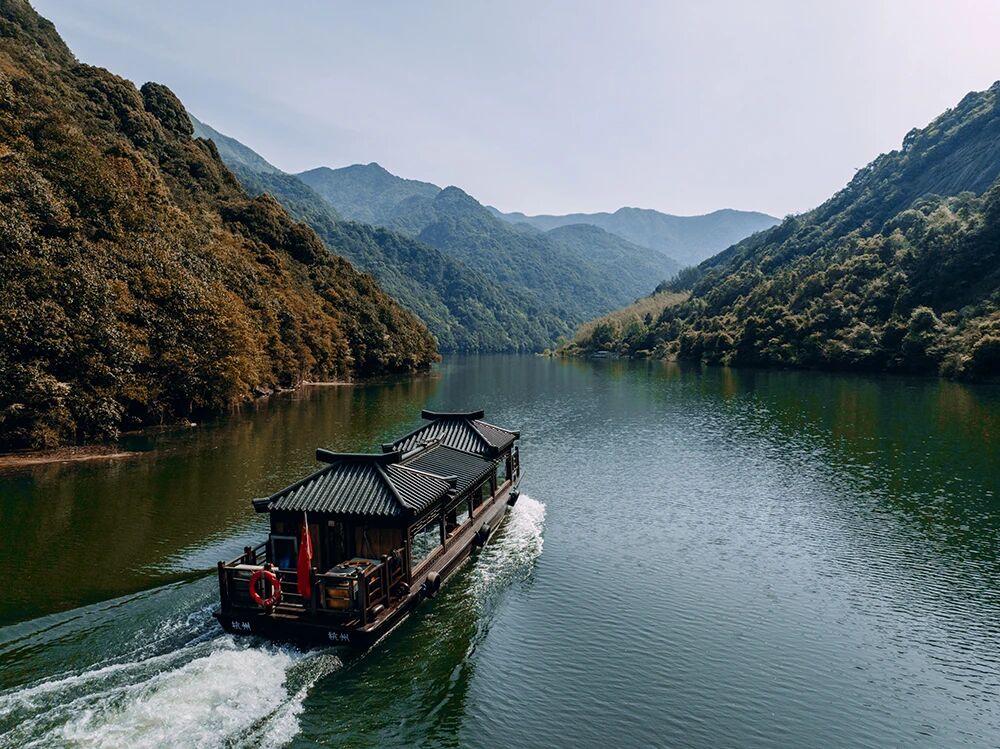 hangzhoufeel's tweet photo. Liuxi River is now a breathtaking spectacle of nature's palette. Ride a traditional painted boat as it gently splits the emerald water, leaving soft white trails. The shores explode with colors: rust-red maple, warm orange from the Chinese tallow trees, and brilliant golden ginkgo. 🌲🍂🚣
#AutumnEscape #ColorfulNature #TravelChina #VisitHangzhou