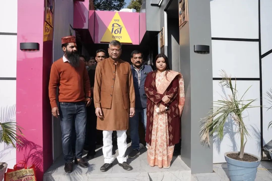 saurabhthaplial's tweet image. प्रेमनगर में नगर निगम देहरादून द्वारा पहला पिंक एवं ग्रे हाईटेक स्मार्ट टॉयलेट लोकार्पित किया। आधुनिक सुविधाओं, बेहतर स्वच्छता और महिलाओं के लिए सुरक्षित माहौल के साथ यह शहर को स्वच्छ व आधुनिक बनाने की दिशा में अहम कदम है।

#SmartDehradun #Pinktoilet
#Muncipal_Coorporation