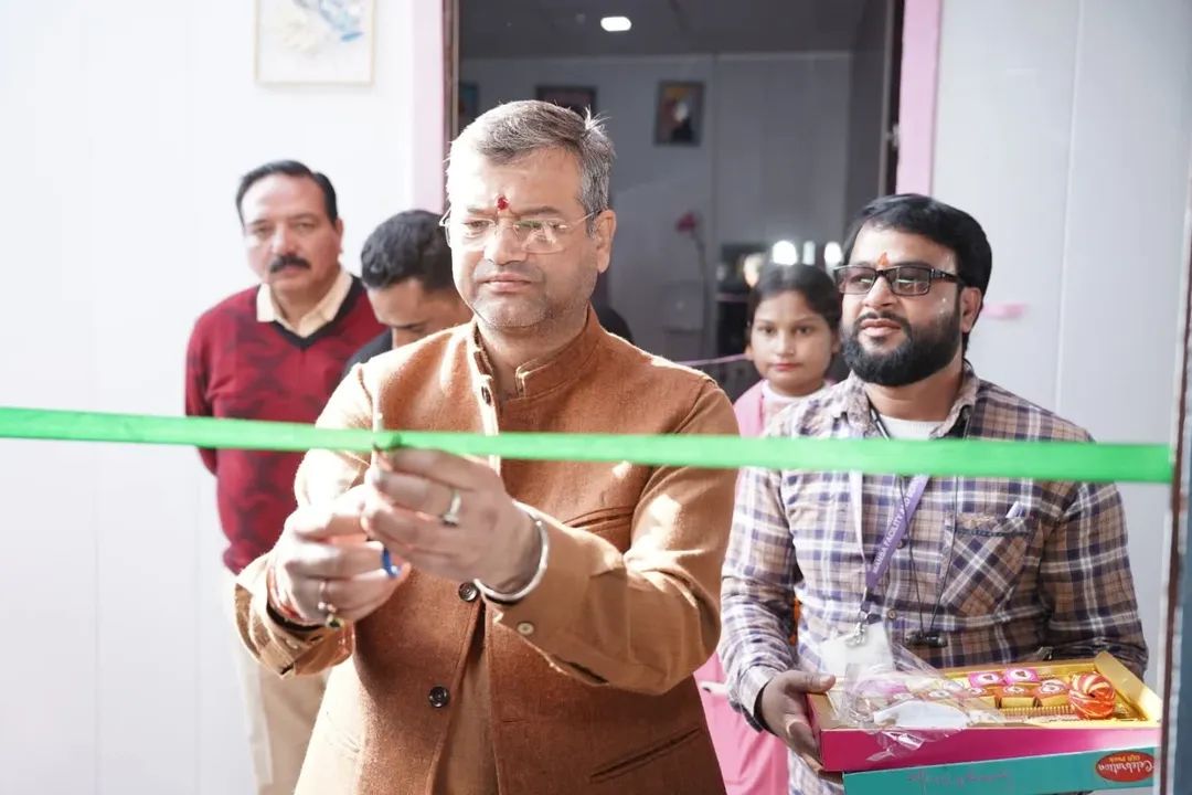 saurabhthaplial's tweet image. प्रेमनगर में नगर निगम देहरादून द्वारा पहला पिंक एवं ग्रे हाईटेक स्मार्ट टॉयलेट लोकार्पित किया। आधुनिक सुविधाओं, बेहतर स्वच्छता और महिलाओं के लिए सुरक्षित माहौल के साथ यह शहर को स्वच्छ व आधुनिक बनाने की दिशा में अहम कदम है।

#SmartDehradun #Pinktoilet
#Muncipal_Coorporation