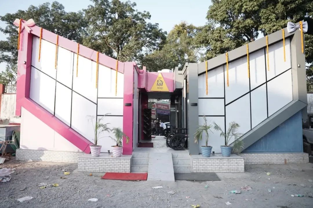 saurabhthaplial's tweet image. प्रेमनगर में नगर निगम देहरादून द्वारा पहला पिंक एवं ग्रे हाईटेक स्मार्ट टॉयलेट लोकार्पित किया। आधुनिक सुविधाओं, बेहतर स्वच्छता और महिलाओं के लिए सुरक्षित माहौल के साथ यह शहर को स्वच्छ व आधुनिक बनाने की दिशा में अहम कदम है।

#SmartDehradun #Pinktoilet
#Muncipal_Coorporation