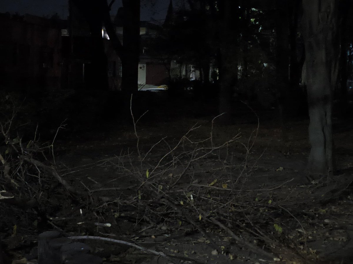 DanyAlvarezca's tweet photo. Así se ve el parque de Villa Lázaro Cárdenas a las 9:00 pm ¡sin duda, un foco de inseguridad! necesitamos su atención urgente @TlalpanAl @Gabyosoriohdz.

Muchas gracias https://t.co/I5kA3qSVYS
