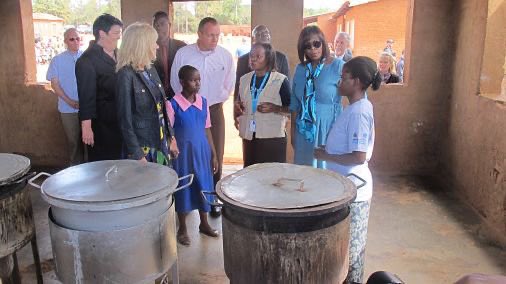 هناك من أكل الحرام خوفاً من الفقر،
وهناك من أكله الفقر خوفاً من الحرام!

قالَ ﷺ : -
" ليأتيَنَّ على الناسِ زمانٌ ، لا يُبالي المرءُ بما أخذَ المالَ ، أمِن حلالٍ أمْ من حرامٍ" 
رواه البخاري

فالحرام لا يُشبِع وإن كثُر 
والحلال يكفي و إن قلَّ .