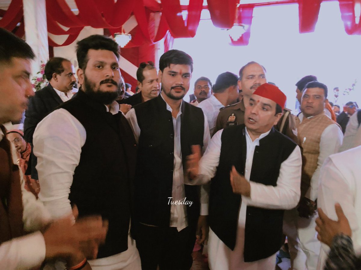 teamaniketyadav's tweet image. धर्मेन्द्र यादव जी और पूरे परिवार को ढेरों शुभकामनाएँ। शादी मुबारक 🎉🙏

@MPDharmendraYdv 

#DharmendraYadav #SP #AkhileshYadav #PublicSentiment #WeddingVibes