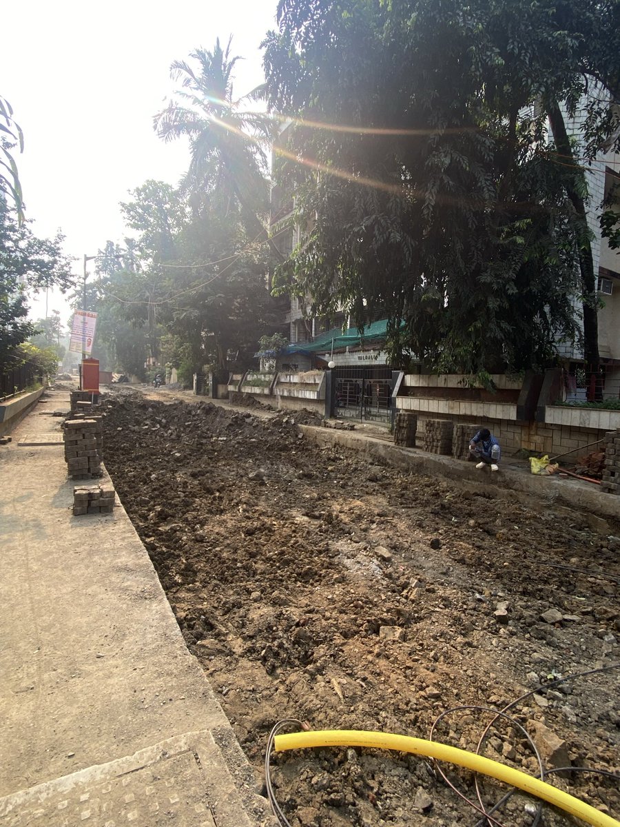 kunalpurohit's tweet image. Mumbai’s AQI is touching 300. City gasping for breath. 

But the @mybmc is digging the city up afresh, with zero concern for dust-mitigation measures. This is in Bandra. Thank you, @mybmc. 🙏