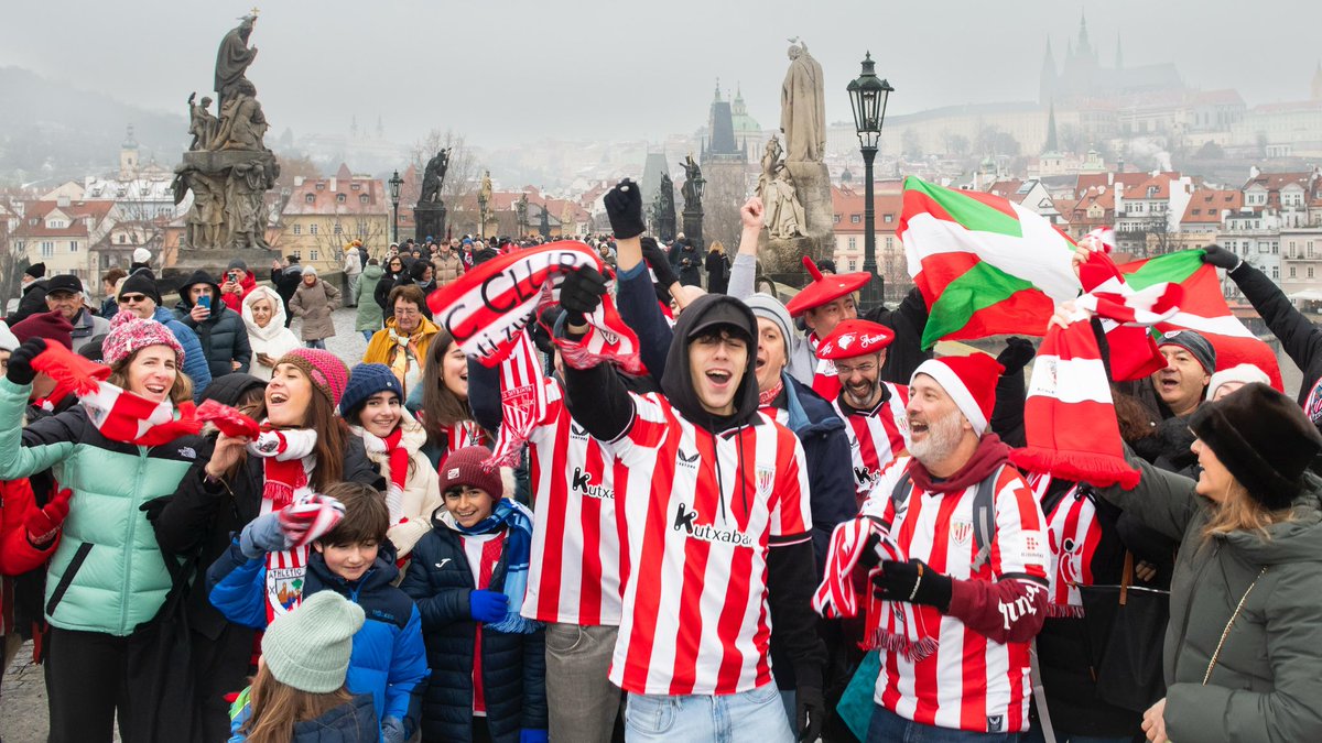 AthleticClub's tweet image. 😍 Maravilla. Praga es zurigorri.

📸 A ver quién encuentra al invitado estrella… 😉

#SlaviaPrahaAthletic #UniqueInTheWorld 🦁