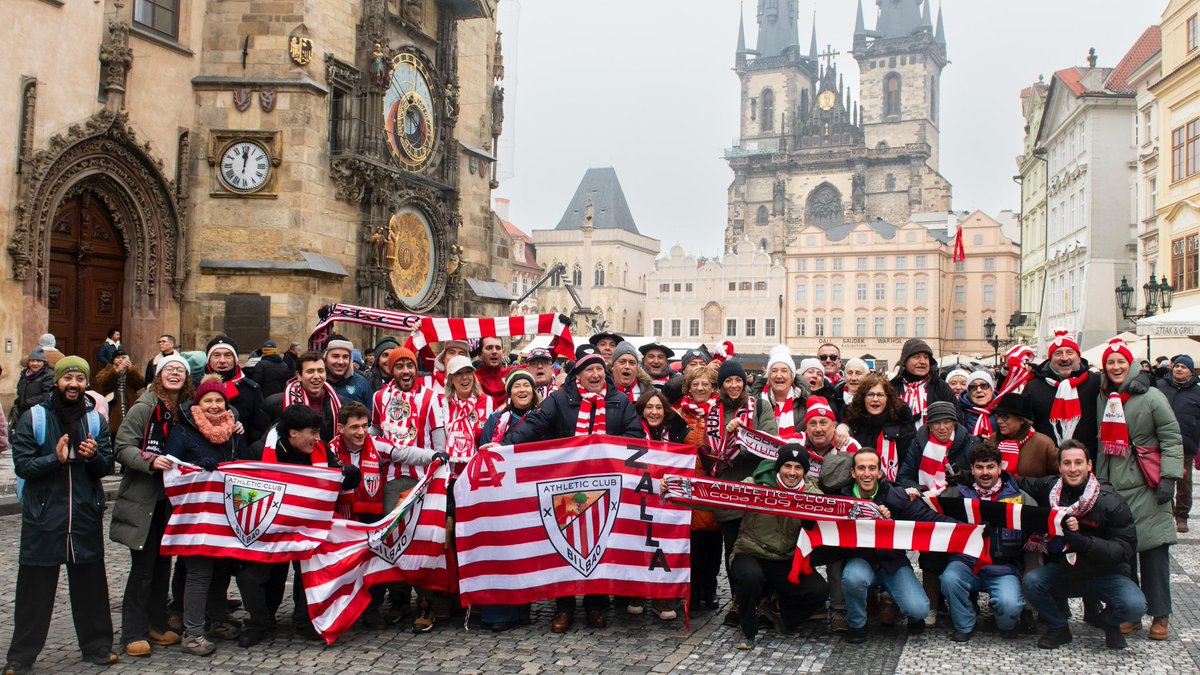 AthleticClub's tweet image. 😍 Maravilla. Praga es zurigorri.

📸 A ver quién encuentra al invitado estrella… 😉

#SlaviaPrahaAthletic #UniqueInTheWorld 🦁