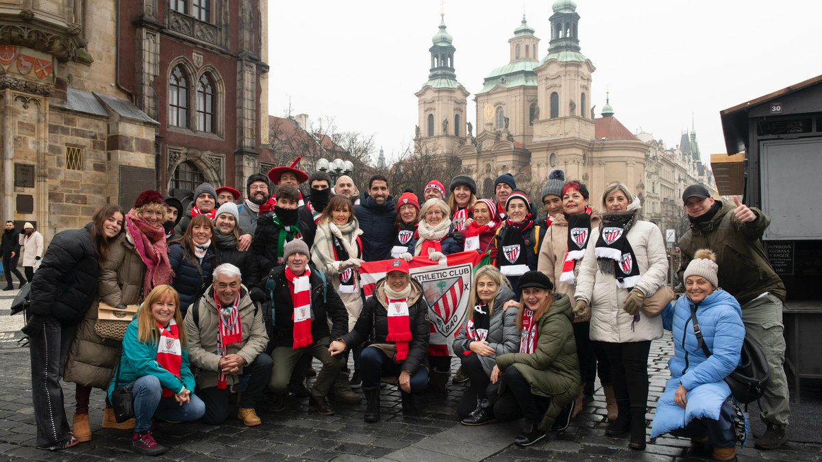 AthleticClub's tweet image. 😍 Maravilla. Praga es zurigorri.

📸 A ver quién encuentra al invitado estrella… 😉

#SlaviaPrahaAthletic #UniqueInTheWorld 🦁