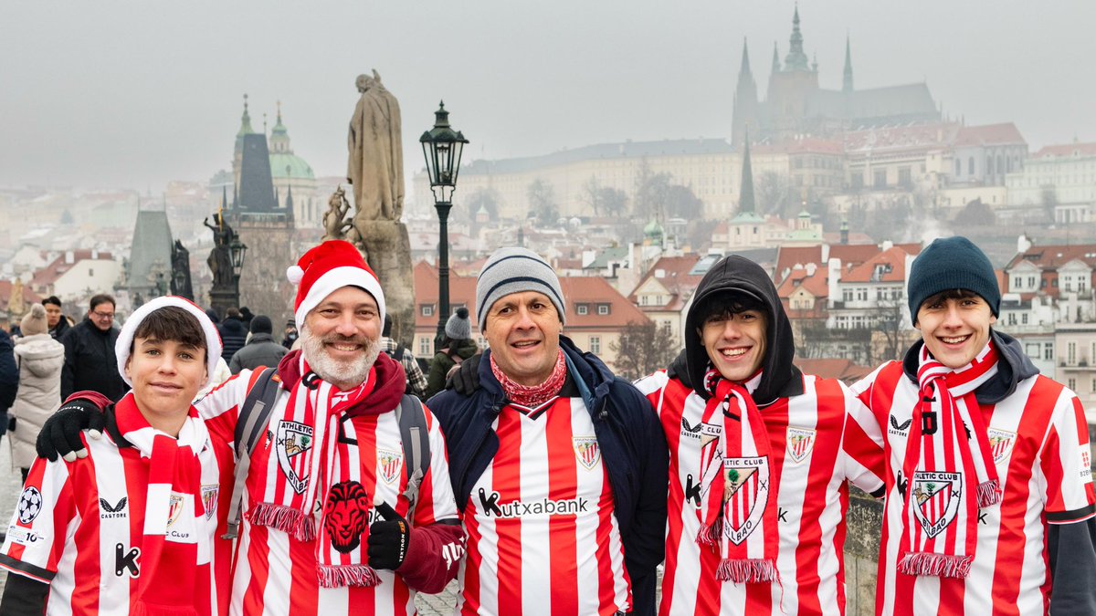 AthleticClub's tweet image. 😍 Maravilla. Praga es zurigorri.

📸 A ver quién encuentra al invitado estrella… 😉

#SlaviaPrahaAthletic #UniqueInTheWorld 🦁
