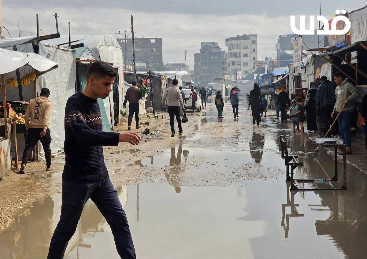 QudsNen's tweet image. Displaced families in Khan Younis in southern Gaza are facing severe humanitarian conditions as dozens of tents sheltering them have flooded after their homes were destroyed during the ongoing Israeli war on Gaza.