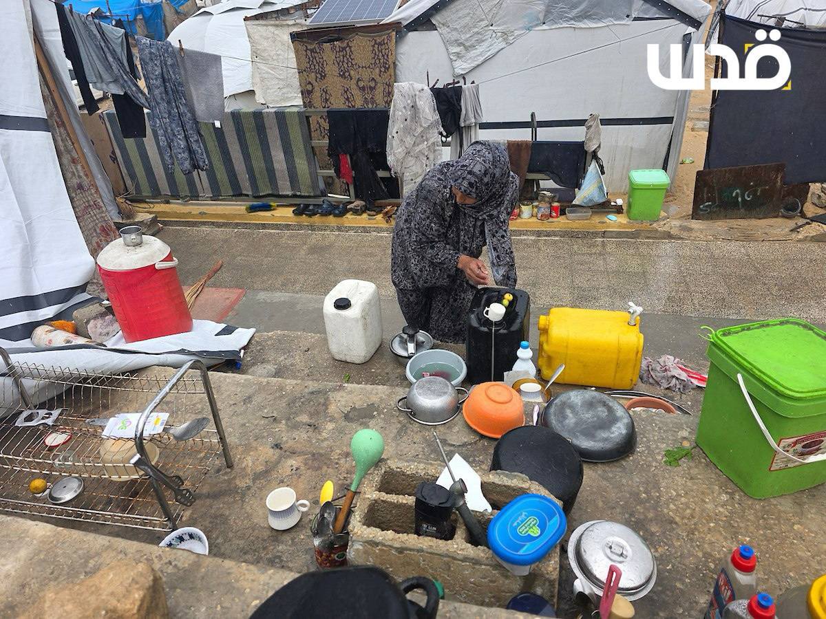 QudsNen's tweet image. Displaced families in Khan Younis in southern Gaza are facing severe humanitarian conditions as dozens of tents sheltering them have flooded after their homes were destroyed during the ongoing Israeli war on Gaza.
