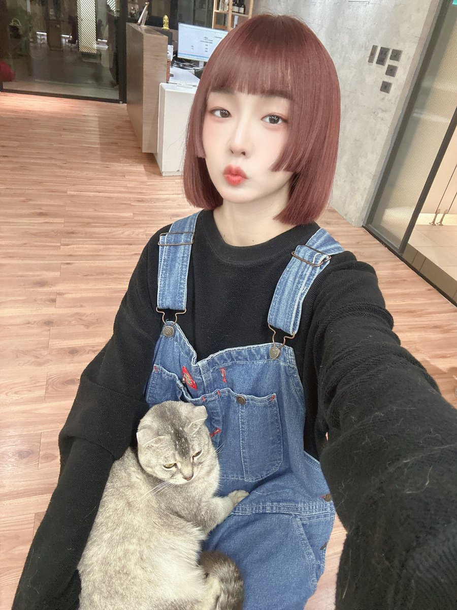 ruan_ccc's tweet image. 新髮色💇🏻‍♀️❤️🤎
@HA_NA_BB 幫我弄漂釀，好幸福🥴