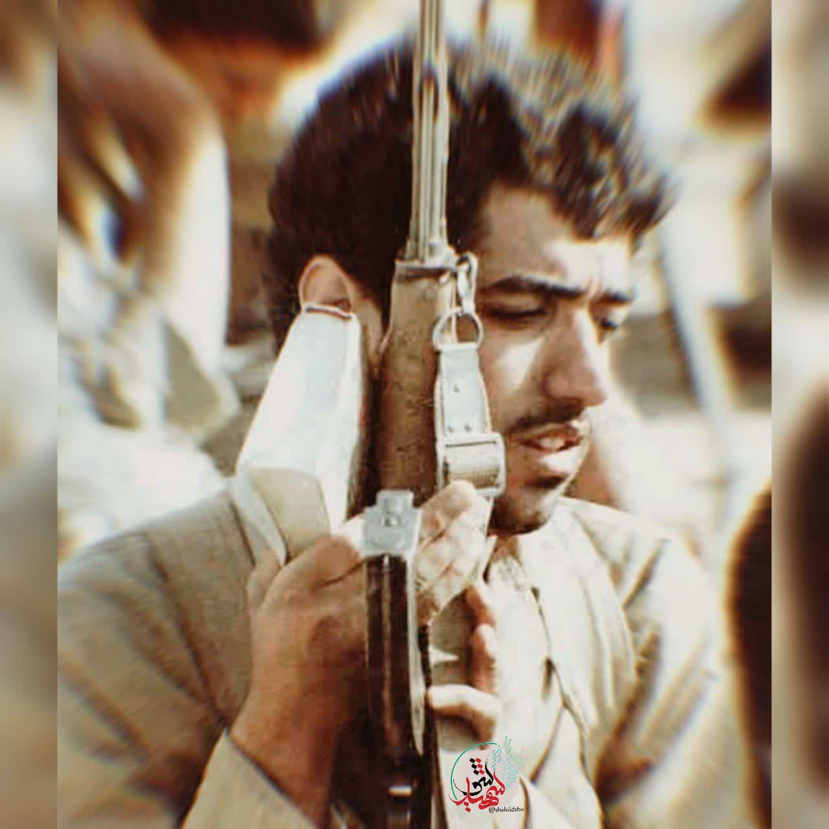 ” بسیج “
تنها تا آن روز پیروز است
که در یک دست بسیجی، «قرآن»
و در دست دیگرش، «سلاح» باشد.

امام‌خامنه‌ای ۱۳۶۲/۹/۴

#بسیج_مردم #پایکار_مردم