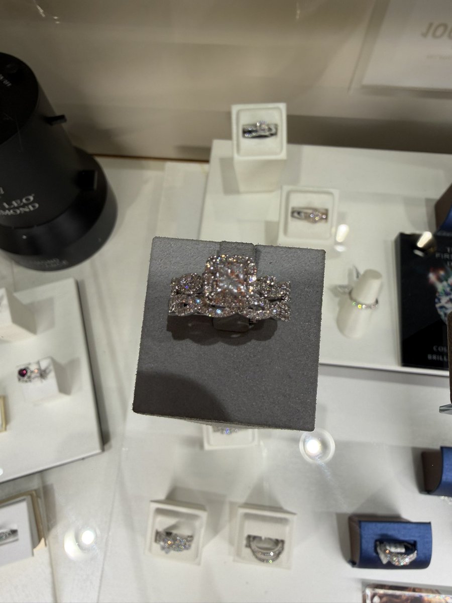Torr3vio's tweet photo. @Jaxweah I actually need $3,889.99 to get my girlfriend an engagement ring https://t.co/JEIAWIj8iQ