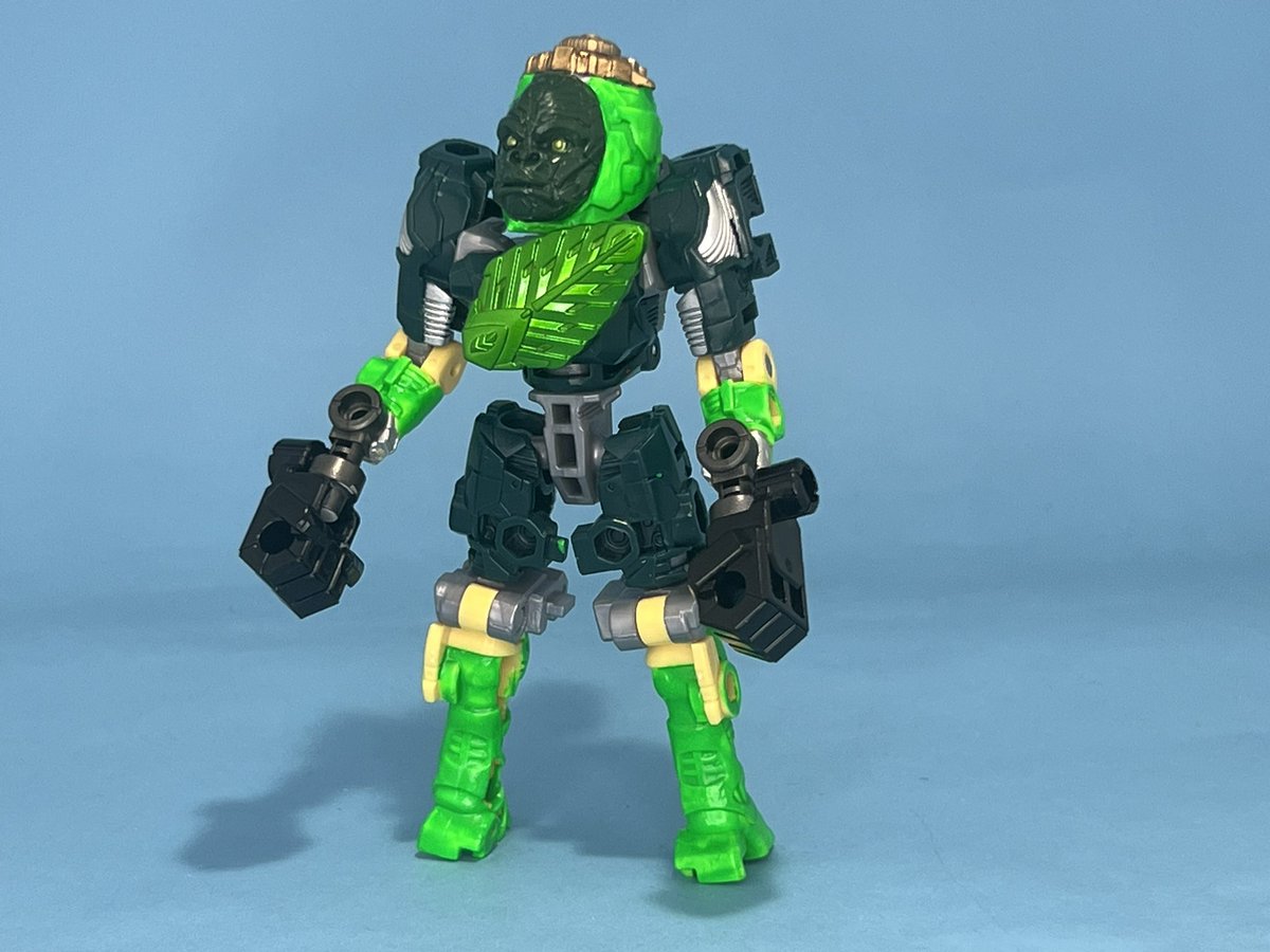 e4oryzae's tweet image. ゴリラ形態では2本足で立つ事も可能で、器用に踊る事もできる。

時折「クロスブレーダーのPR大使」と称してダンス大会などのイベントを企画したり、クロスブレーダーでないエナジービースト達とオイルを飲んだり遊んでる事も多いが、これは彼が守るべき者達との交流も大事であるとの考えからである。