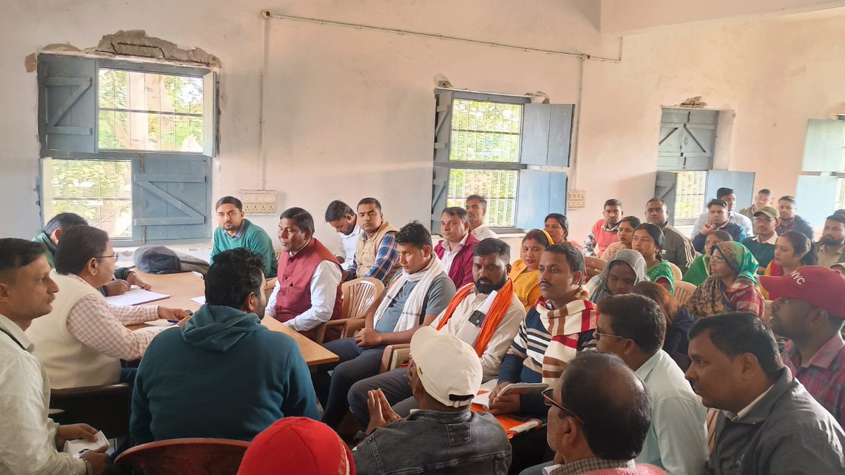 EcMotihari's tweet photo. #SBMG/#LSBA #HamaraShauchalayHamaraBhavish #प्रखंडों के #BDOs के द्वारा पंचायत प्रतिनिधि एवं कर्मियों के साथ समीक्षा कर निर्णय लिया गया,जिसमे ग्रामीणों के बीच सघन #जनजागरुकता चलाकर शौचालय निर्माण पर बैठक किया गया |
@Dm_Motihari @MoJSDDWS @MoRD_GoI @kumarvinuvinay @LSBA_Bihar https://t.co/zIbF4qFzUh