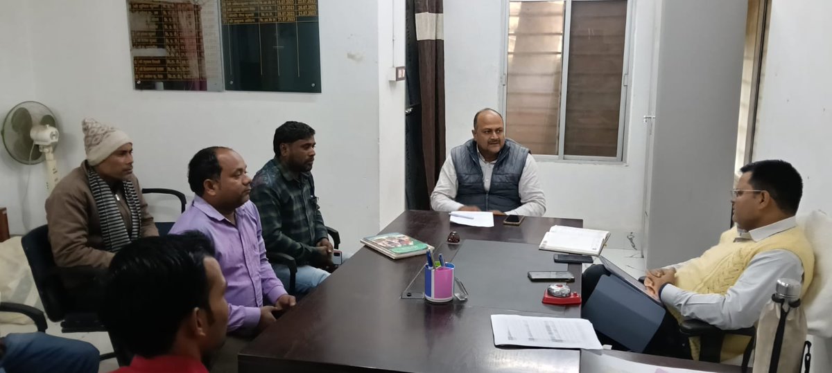EcMotihari's tweet photo. #SBMG/#LSBA #HamaraShauchalayHamaraBhavish #प्रखंडों के #BDOs के द्वारा पंचायत प्रतिनिधि एवं कर्मियों के साथ समीक्षा कर निर्णय लिया गया,जिसमे ग्रामीणों के बीच सघन #जनजागरुकता चलाकर शौचालय निर्माण पर बैठक किया गया |
@Dm_Motihari @MoJSDDWS @MoRD_GoI @kumarvinuvinay @LSBA_Bihar https://t.co/zIbF4qFzUh