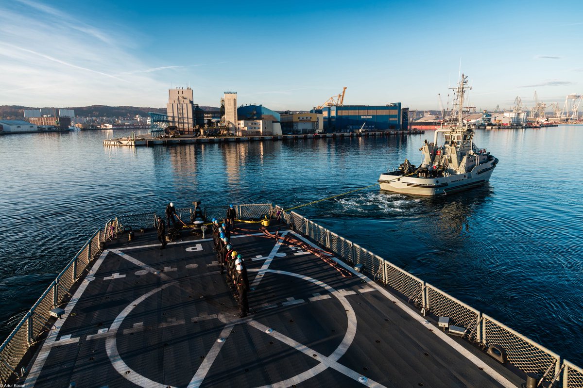 MarWojRP's tweet photo. Bez zabezpieczenia wiele ćwiczeń, operacji i działań portowych nie może się odbyć! 🪢⚓️
Grupa holowników Dywizjonu Okrętów Wsparcia #3FO odpowiada za zabezpieczenie działań portowych innych okrętów, dostarcza na morze i holuje tarcze strzeleckie, ochrania poligony morskie przed wejściem w ich rejony niepożądanych jednostek (również na rzecz Wojsk Lądowych i Sił Powietrznych), może prowadzić akcje gaśnicze na morzu ale również, jak każda jednostka pływająca Marynarki Wojennej, jest elementem budowania świadomości operacyjnej na morzach! 🌊
📸 Artur Kocoń
@DGeneralneRSZ @DowOperSZ @SztabGenWP @MON_GOV_PL