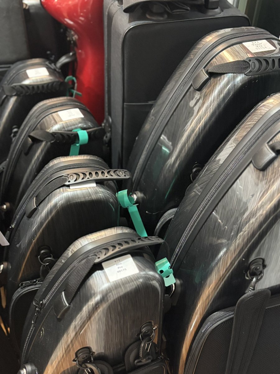 ojisax's tweet image. 今日もすごい量のXYZ Saxophoneが到着
年末の駆け込みサックス買いをお待ちしております。カーブド以外は全種類選べる状態です。

人生は有限。サックスを買うなら早いほうが良い

サックスは最高の趣味←ホントです