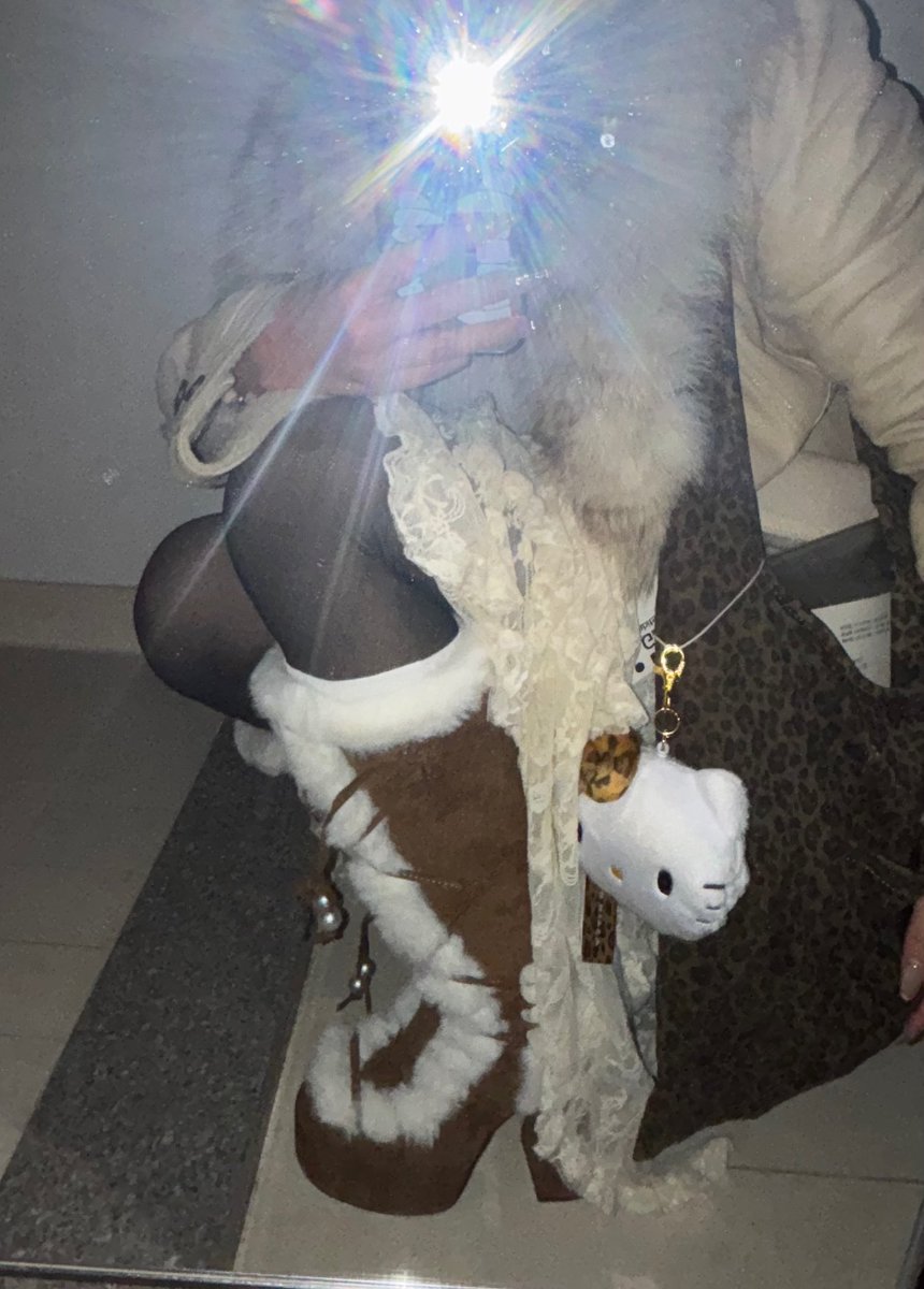 palgulee's tweet image. 쉬인 구두 신고 10cm를 얻는 대신 발이 사망햇다..