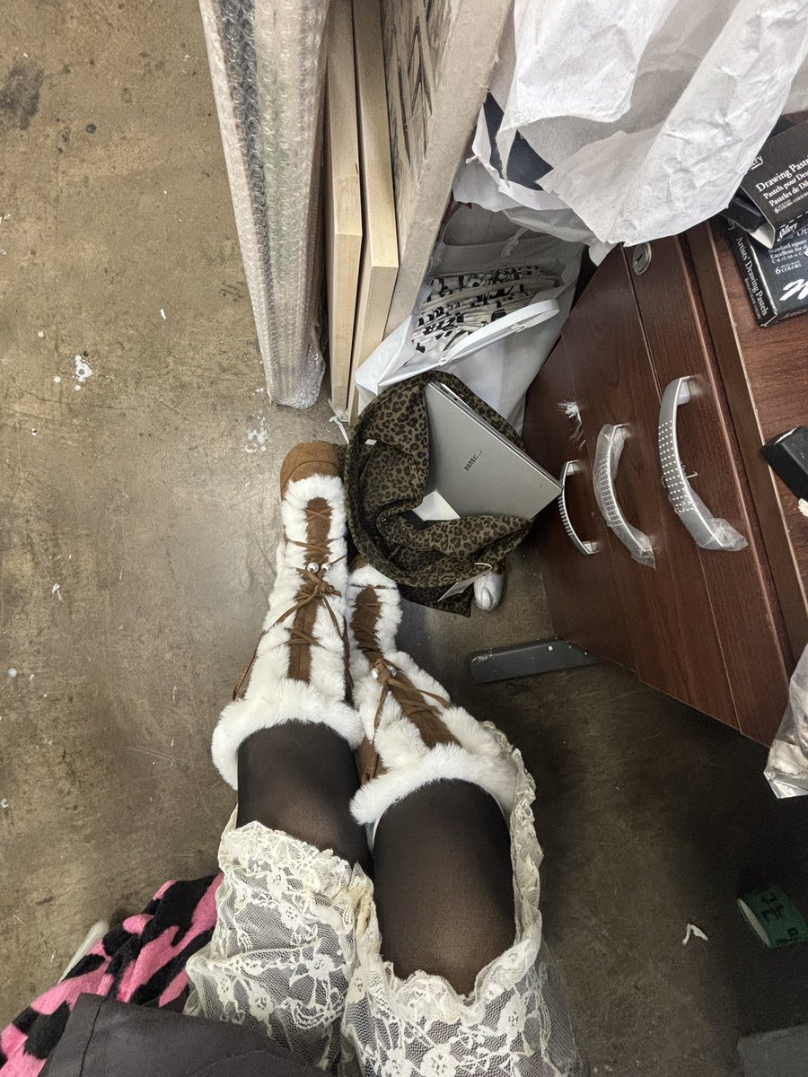 palgulee's tweet image. 쉬인 구두 신고 10cm를 얻는 대신 발이 사망햇다..