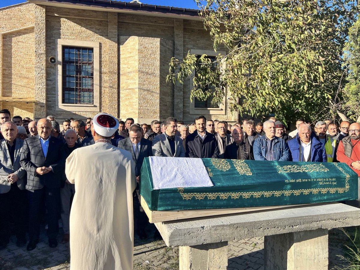 abdullahozdemir's tweet image. Teşkilatımızın emektar isimlerinden, Eyüpsultan İhsaniye Mahalle Başkanımız Necdet Gök’ün cenaze namazına iştirak ettik. Birlikte omuz omuza yürüdüğümüz değerli yol arkadaşımıza Allah&apos;tan rahmet diliyorum.

Ailesinin, sevenlerinin ve camiamızın başı sağ olsun.