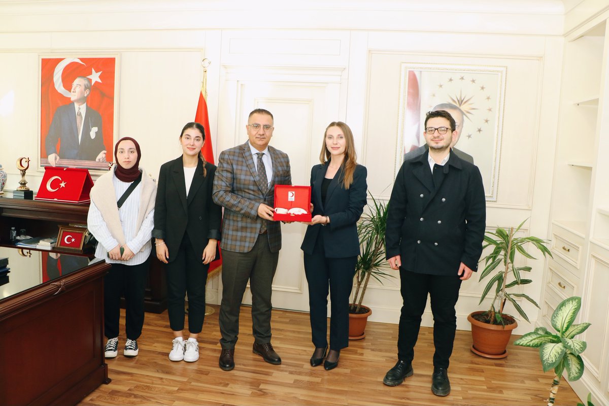 TC_sancaktepe's tweet image. 🔷️Genç Kızılay İstanbul İl Başkan Yardımcısı Çağla Çama, Genç Kızılay Üniversite Birimi Sekreteri Av. Nurullah Gürbüzer ve Medipol Üniversitesi Genç Kızılay Kulüp Başkanı Serra Güldiken, Kaymakamımız @naifyavuz&apos;u ziyaret etti.

📌Ziyarette, ilçemizde yürütülen sosyal sorumluluk…