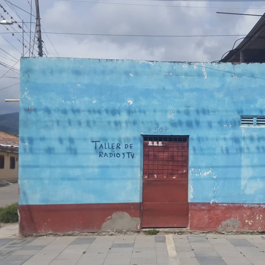 Una conjunción de superficie, texturas, formas, fondo, color, letrismo y uso de los espacios para comunicar un mensaje. Armonía de conjunto y sobriedad. Encontrado en Toro, Valle del Cauca. De la colección instagram.com/grafica_popula…