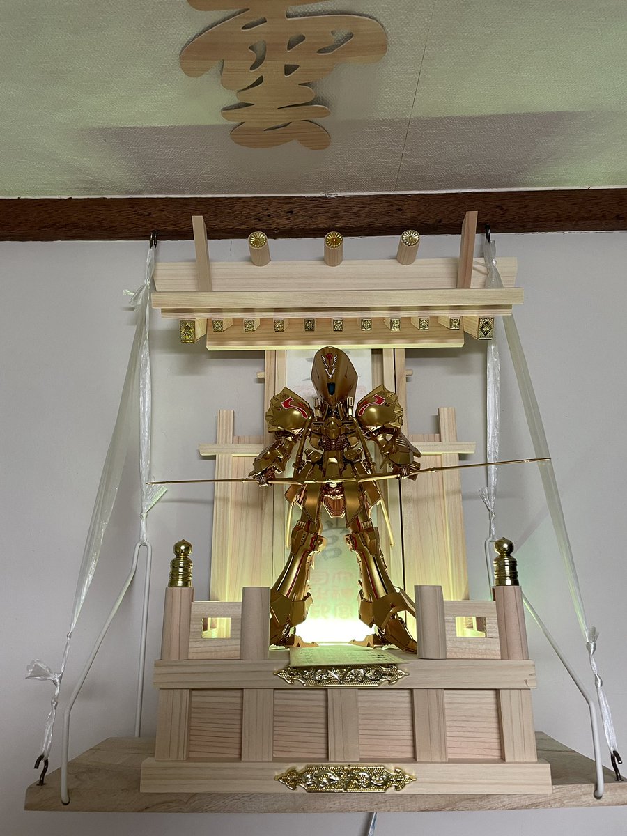 bednoshitamokei's tweet image. 神棚にナイトオブゴールドを飾りたいと思って買った推し壇がサイズ感がピッタリすぎるのと付属のLEDが神々しく輝かせてくれて最高です　#FSS_jp #ベッドの下模型製作所  #volks