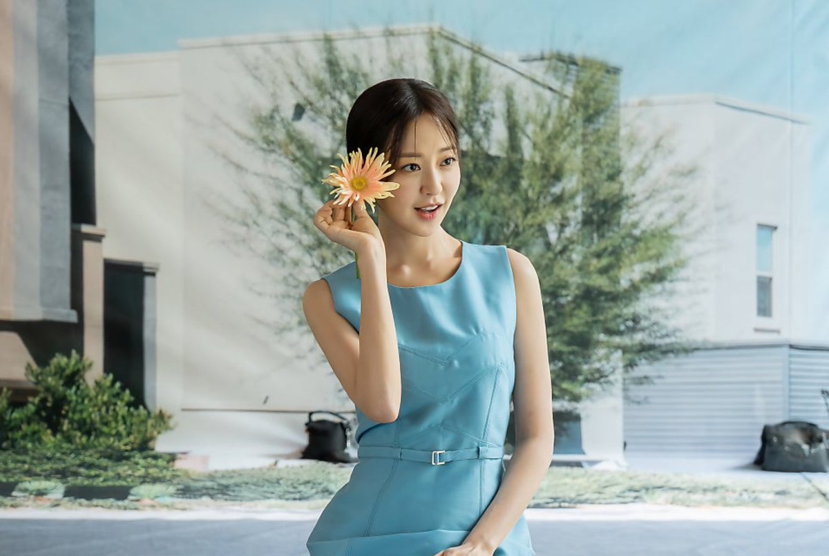 "As it was a new challenge, so I was hesitant, but thanks to the director's consideration and trust, I was able to gradually immerse myself into JK's character. Spending the summer on set with my seniors was an unforgettable memory." 
#ShinSeulki #신슬기 #WouldYouMarryMe