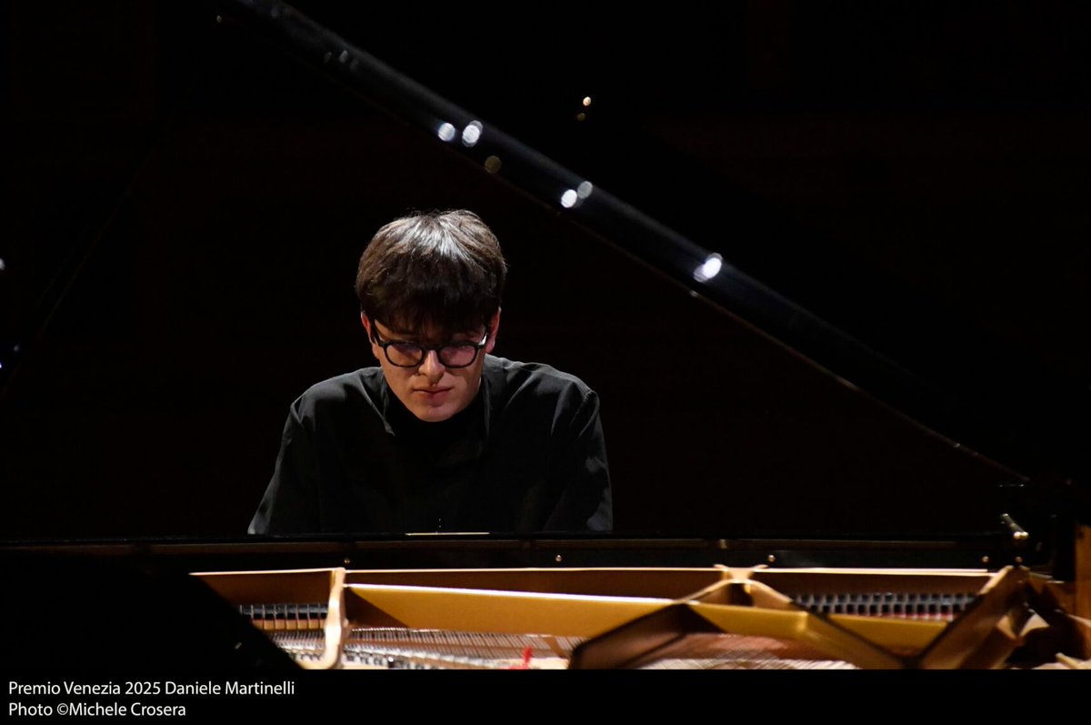 OperaLibera's tweet image. Dopo una finale di altissimo livello assegnato il premio Venezia ad un giovanissimo e valente pianista

operalibera.net/wp/2025/11/22/…

#PremioVenezia @teatrolafenice