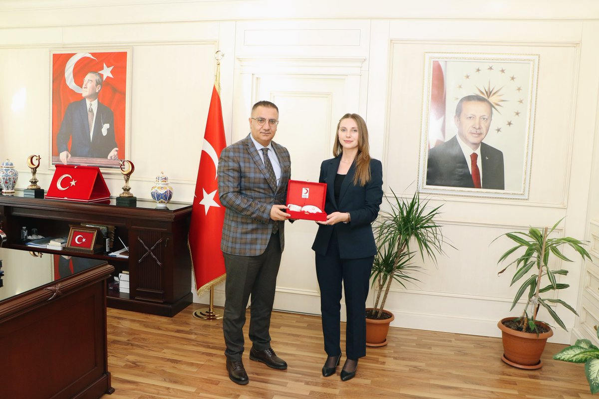TC_sancaktepe's tweet image. 🔷️Genç Kızılay İstanbul İl Başkan Yardımcısı Çağla Çama, Genç Kızılay Üniversite Birimi Sekreteri Av. Nurullah Gürbüzer ve Medipol Üniversitesi Genç Kızılay Kulüp Başkanı Serra Güldiken, Kaymakamımız @naifyavuz&apos;u ziyaret etti.

📌Ziyarette, ilçemizde yürütülen sosyal sorumluluk…
