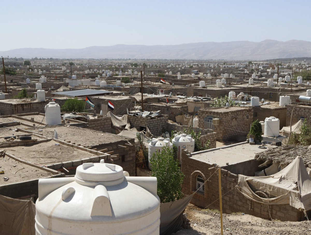 OxfamYemen's tweet image. Funded by #DRA, in cooperation with #Marib Water &amp;amp; Authority. Today, #Oxfam Marib launched Al-Jufina Camp Water Project, consisting of 60 cubic tower tank &amp;amp; 570-meter pumping line that ensures provision of safe &amp;amp; sufficient water to more than 1,500 displaced families
@DutchRelief