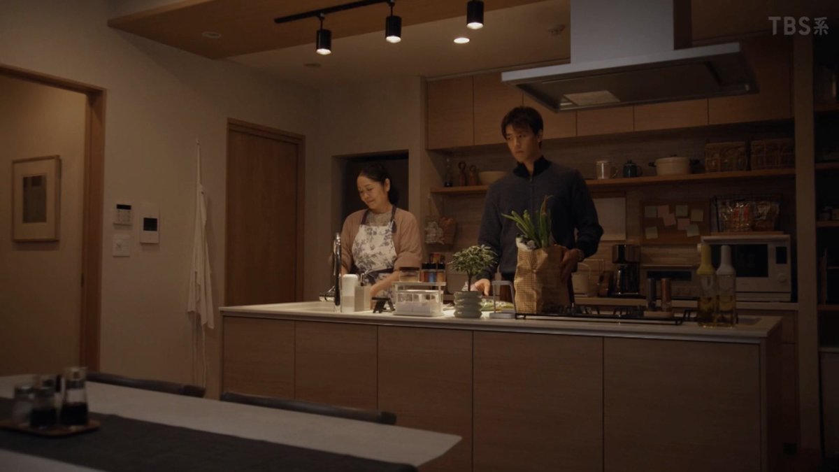 soonkkkk's tweet image. 前にも書いたけど、TBSのドラマの家は綺麗で住みたいけどフジテレビのドラマの家はなんか小物とかがやたらと多くてちょっとゴチャゴチャしてるんだよね