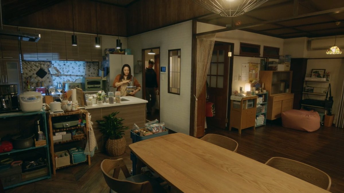 soonkkkk's tweet image. 前にも書いたけど、TBSのドラマの家は綺麗で住みたいけどフジテレビのドラマの家はなんか小物とかがやたらと多くてちょっとゴチャゴチャしてるんだよね