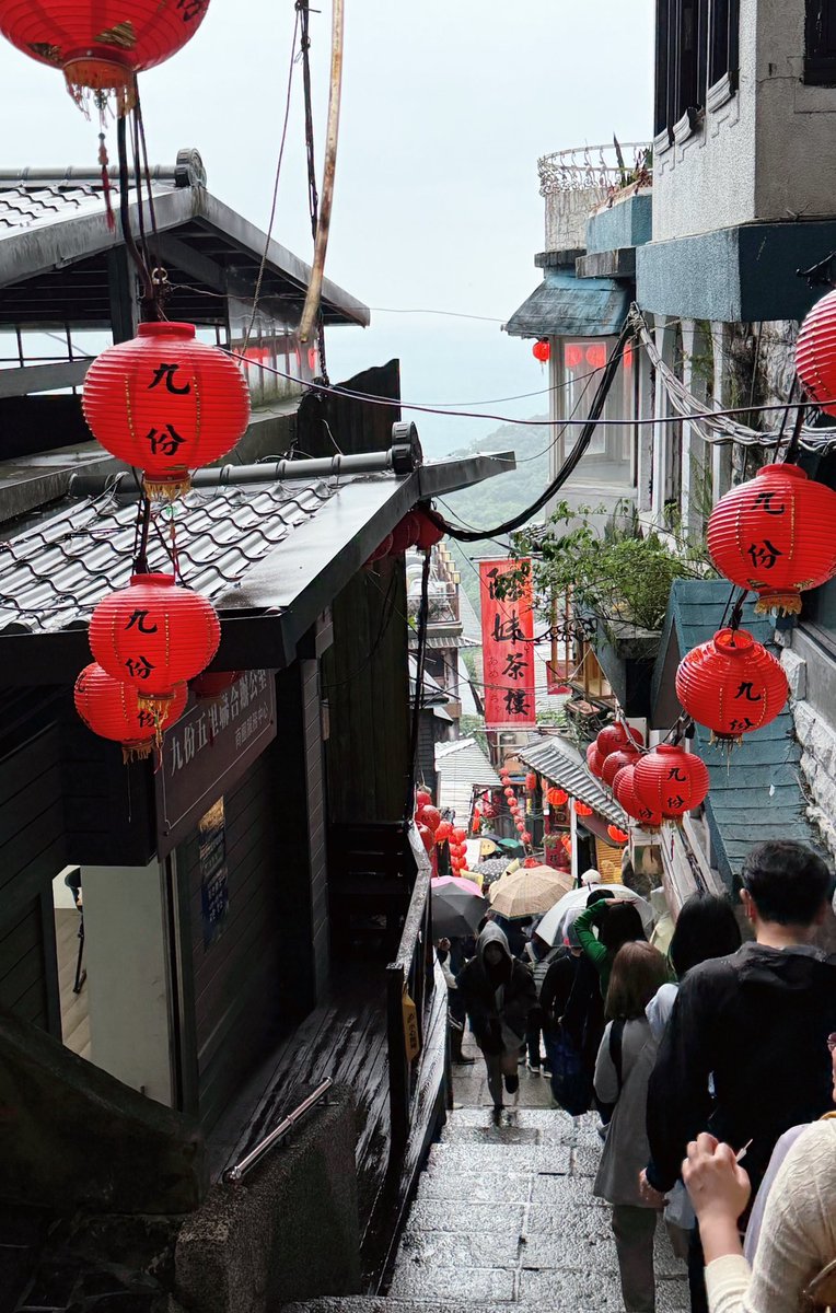 ilovepurinhk's tweet image. 九份の景色は本当に美しい✨✨
雨が降っているのが残念です！有名な階段はとても急で混雑しているので、少し危険ねー🫢山から落ちてしまうんじゃないかと心配でした🫣
プリントクラブを見つけた🐠魚たちが泳いでいる〜☺️

#猪塚健太写真集
#猪塚健太