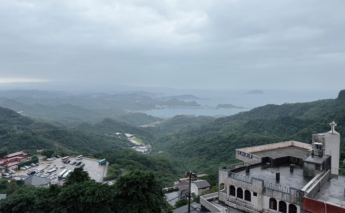 ilovepurinhk's tweet image. 九份の景色は本当に美しい✨✨
雨が降っているのが残念です！有名な階段はとても急で混雑しているので、少し危険ねー🫢山から落ちてしまうんじゃないかと心配でした🫣
プリントクラブを見つけた🐠魚たちが泳いでいる〜☺️

#猪塚健太写真集
#猪塚健太