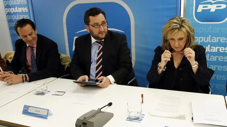 anluma99's tweet photo. Condenado un ex director general de la Administración Local del gobierno de Feijóo en Galicia 

El vigués Norberto Uzal, ex director general de Administración Local durante el gobierno de Feijóo en Galicia, ha sido condenado a 19 años y medio de prisión por delitos de organización criminal, blanqueo de capitales y varias infracciones fiscales. La Audiencia Nacional le atribuye su participación en una trama empresarial que cometió un fraude fiscal de más de 154 millones de euros en el sector de hidrocarburos entre 2016 y 2019. 

Uzal ocupaba cargos en varias empresas. Actuaba transmitiendo las órdenes dentro de la organización criminal, que vendía hidrocarburos evitando el pago de IVA Además de la pena de prisión, se han impuesto multas millonarias y se sancionó a la empresa Hafesa Energía- en la que Uzal ocupó puestos directivos- como cooperadora necesaria del fraude. Esta sentencia es parte de un caso que involucra a más personas y empresas implicadas en el fraude fiscal de los hidrocarburos