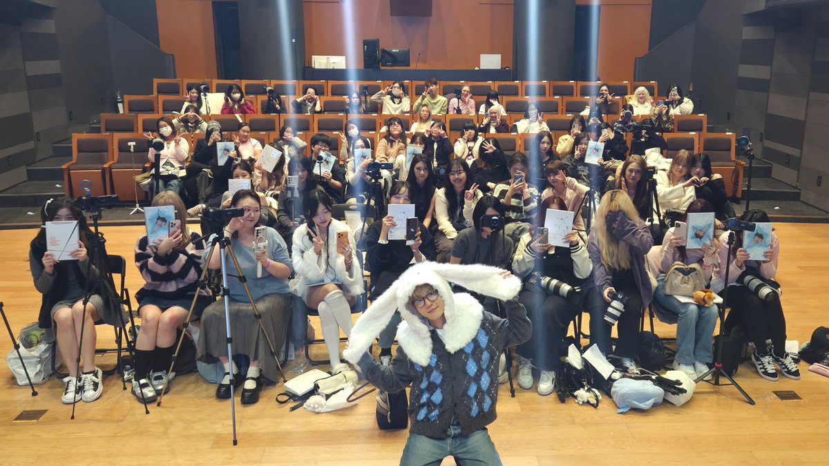 BAEKHYUN_INB100's tweet image. 2025.11.25 EVERLINE  
Fan Sign EVENT ✍️

엑소엘 만나니까 힘이 팍팍 나게 돼요💪✨️
이제 진짜 추워졌으니 감기 조심해요😷❕️

#백현 #BAEKHYUN #EssenceofReverie #Elevator