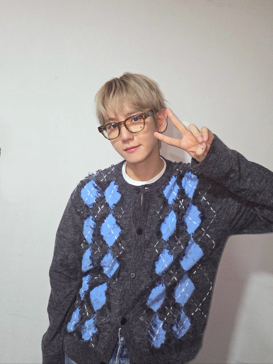 BAEKHYUN_INB100's tweet image. 2025.11.25 EVERLINE  
Fan Sign EVENT ✍️

엑소엘 만나니까 힘이 팍팍 나게 돼요💪✨️
이제 진짜 추워졌으니 감기 조심해요😷❕️

#백현 #BAEKHYUN #EssenceofReverie #Elevator