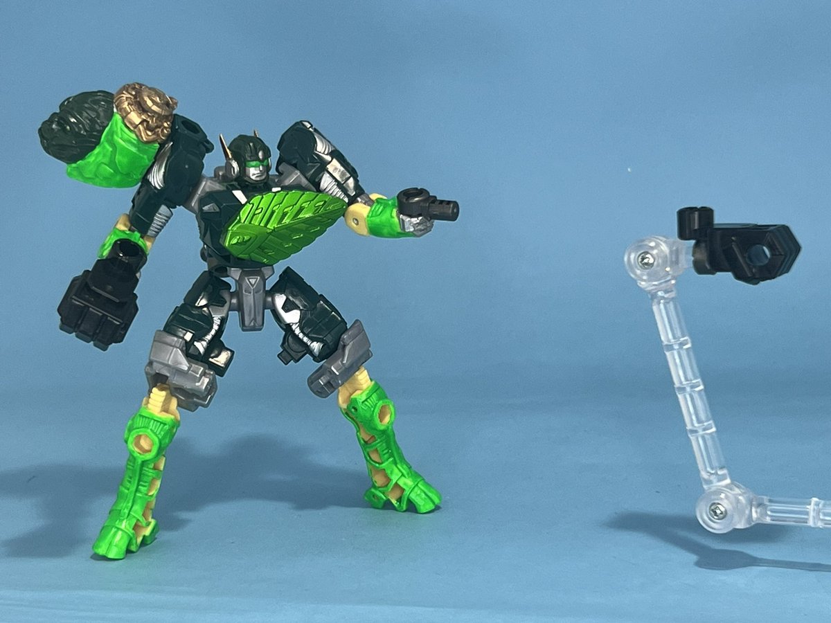 e4oryzae's tweet image. また、この拳は単体で空気を圧縮して放つ空気銃と同じメカニズムで高速で発射する事も可能である。

本来手元に戻る機能はないが、ストームコング自身の自然のエレメントエナジーの力で小さな竜巻を起こして回収する事もできる。