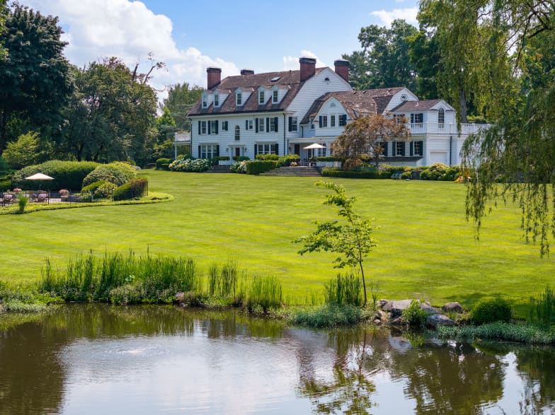 TLD_Realtor's tweet image. Designer Kenneth Cole listed his incredible Purchase, NY estate for $22M. 🏡 Nearly 12,000 sq ft on 14 acres with a saltwater pool and putting green. A celebrity retreat is ready for its next owner! #fyp #KennethCole #LuxuryRealEstate #Westchester