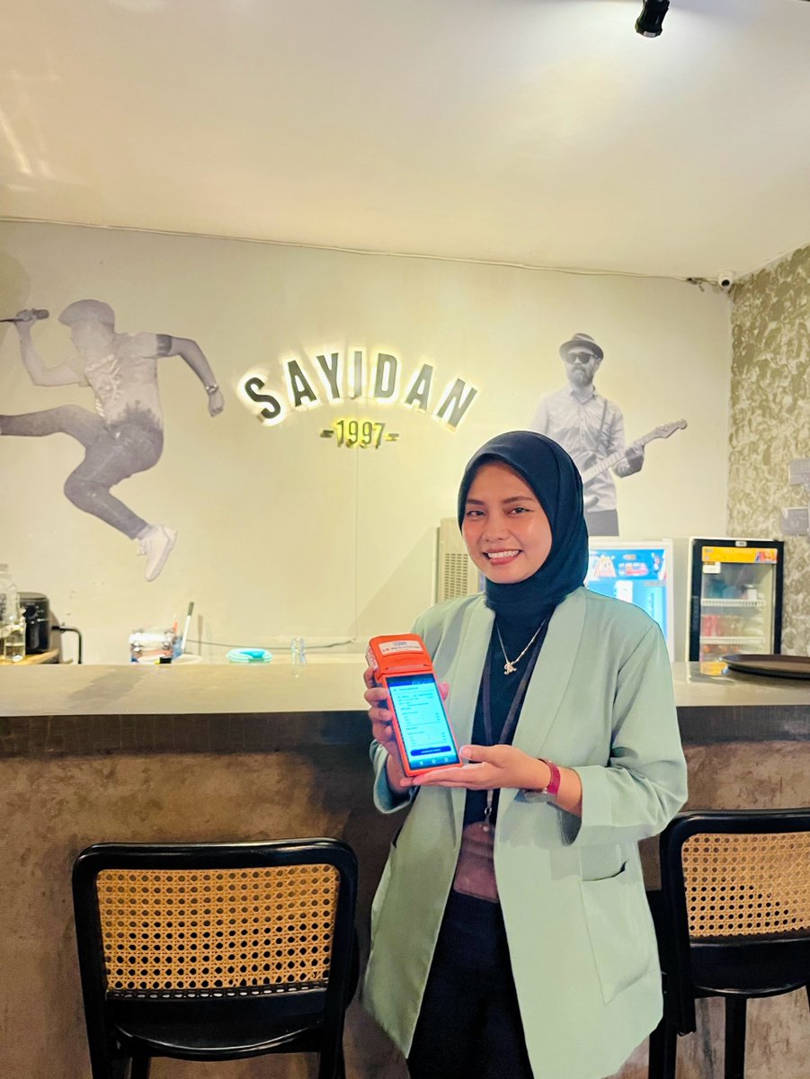 nongkrong bareng temen, gak bawa uang cash tetep aman.kerena pembayarn  tinggal tap di EDC dan selesai. 

#coffeejogja #millicoffee #sayidan #coffeeshaggydog